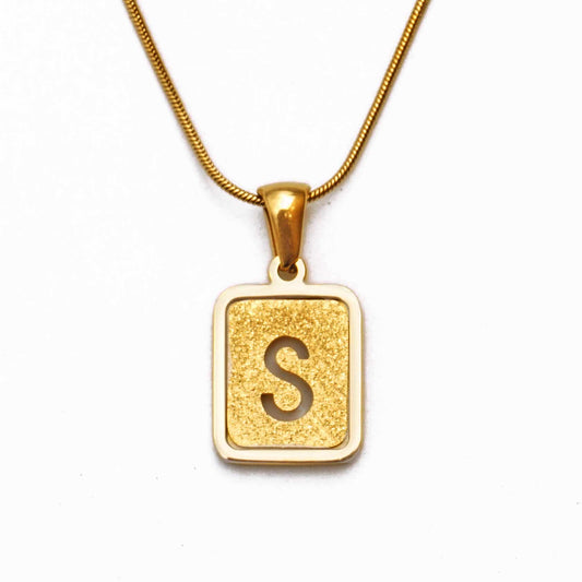 Cadena con dije cuadrado con letra