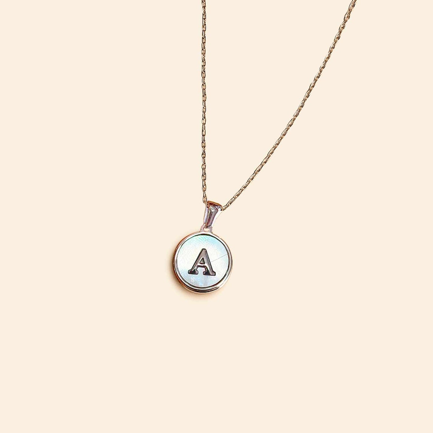 Cadena con letra en fondo blanco