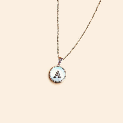 Cadena con letra en fondo blanco