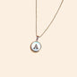 Cadena con letra en fondo blanco
